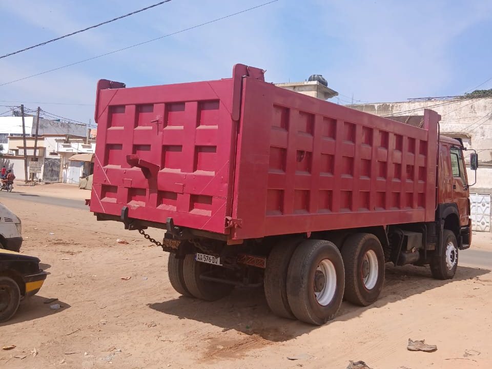 Camion benne 20 m³ d'EMF Consulting, vue arrière